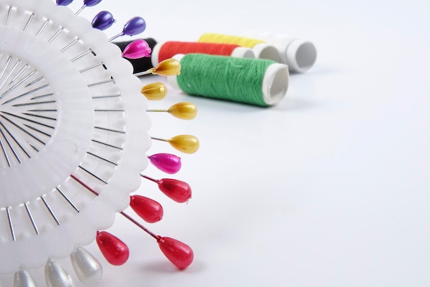 Kolorowe muliny i igły na stole