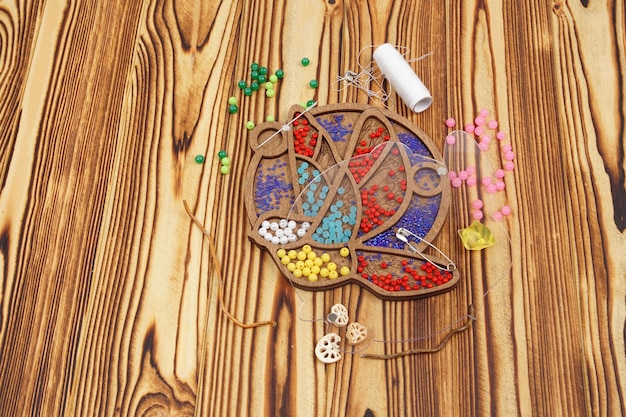 Zestaw do haftu na tle drewna